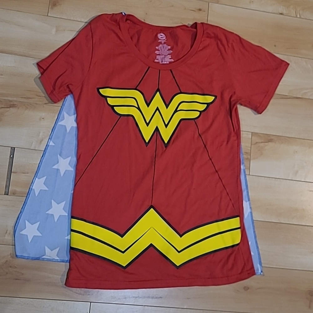 DC Wonder women women's large (fits more like a medium) t-shirt
